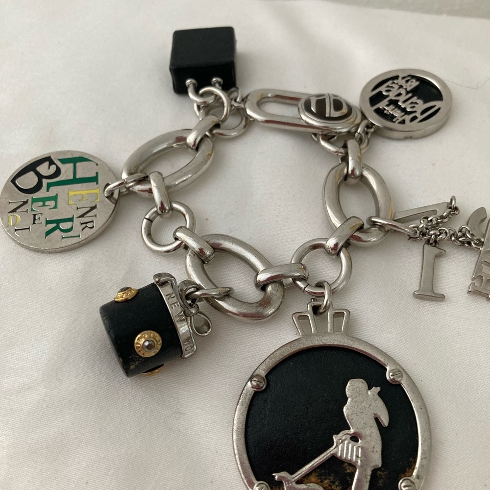 " HENRI BENDEL” CLASSIC CHARM BRACELET, COLLECTIBLE BEAUTIFULperfect condition. - Picture 9 of 12